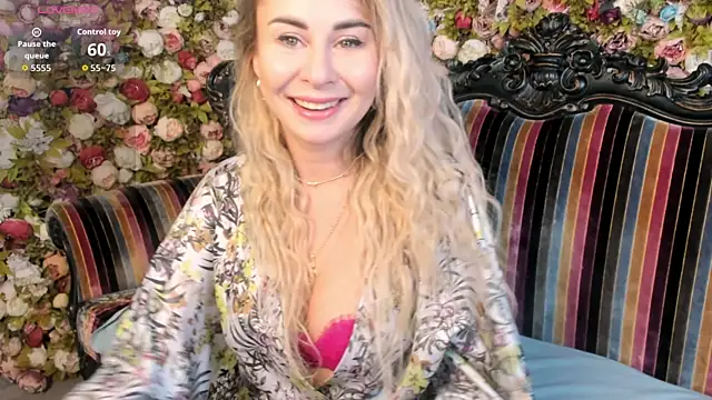 TiffanyThoughts élő XXX-chatje