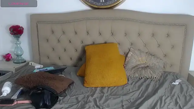 LucyVilla: διαδικτυακό σόου στην κάμερα