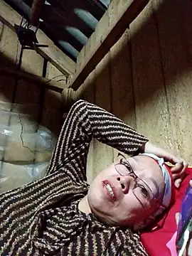 Agnes-baby: διαδικτυακό σόου στην κάμερα