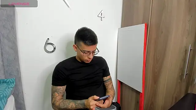 SIXXTOLOVE18 Adlı Modelin Canlı XXX Sohbeti