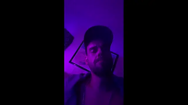 Guyst049 Show in webcam