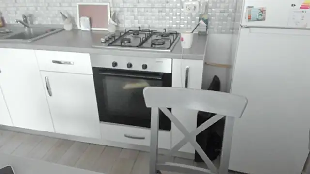 Ellyslimdoll: онлайн-секс-чат