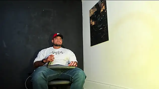 Big_furry_bear13 Show Webcam