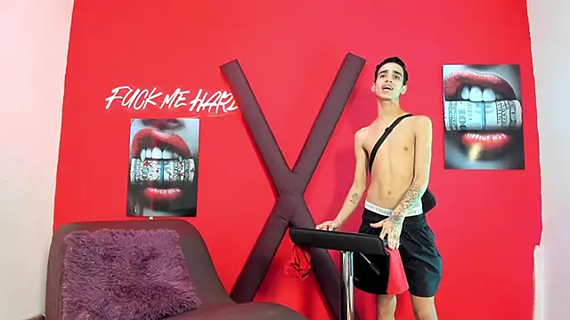 Show modela GREEN_BOYS na web-kameri