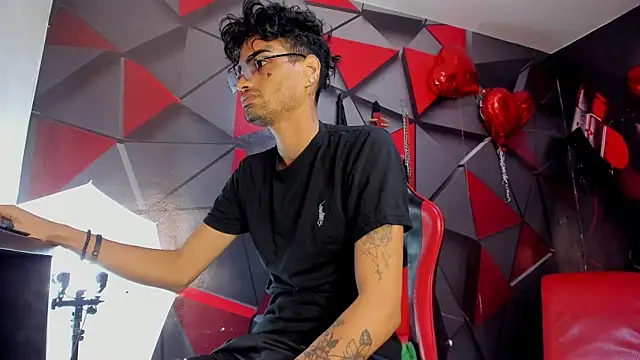 Pokazy przed kamerką – Gay_Red_Room