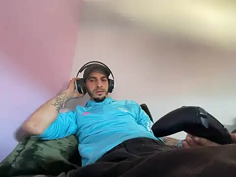 Rebeu313: διαδικτυακό σόου στην κάμερα