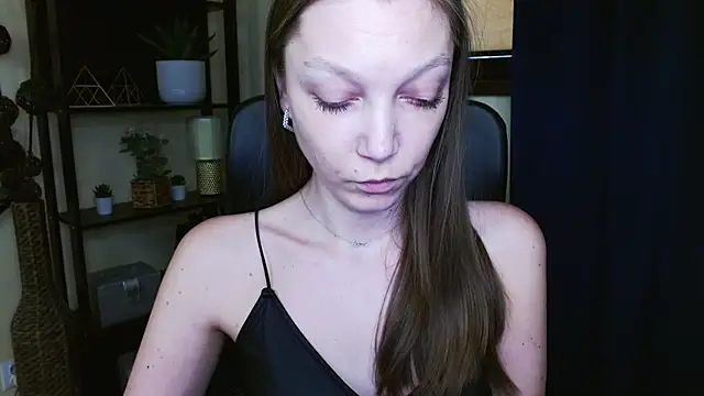 EmillyPlay Adlı Modelin Canlı XXX Sohbeti