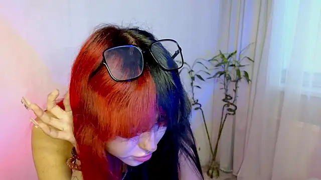 __Amiraa: διαδικτυακό σόου στην κάμερα