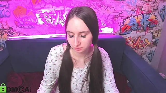 Chat +18 de Kira__Sweet ao vivo