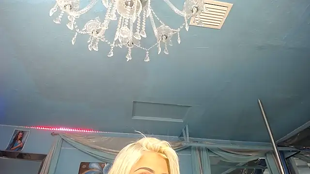 Chat +18 de ADRIANNA_FOX ao vivo