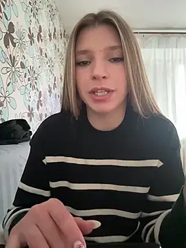 Show modela adel_secret na web-kameri