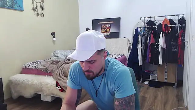 Tiberius_hunk élő XXX-chatje