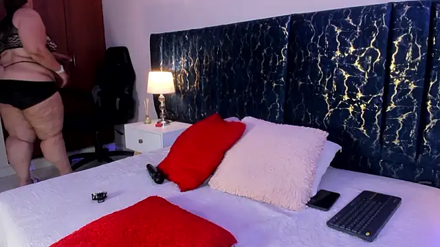 katte_landerr élő XXX-chatje