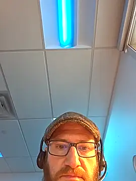 Icebearsticlese: διαδικτυακό σόου στην κάμερα