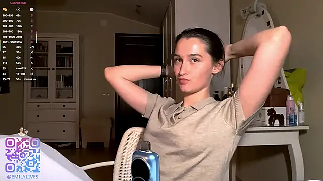 XXX chat uživo modela DarlineBrustera