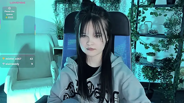 Elainebeness élő XXX-chatje