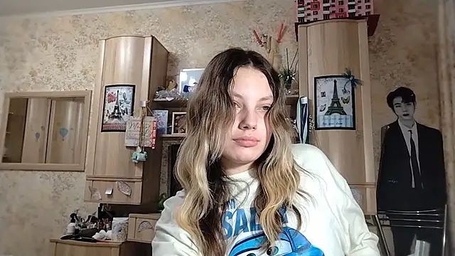 loaneei: διαδικτυακό σόου στην κάμερα