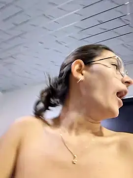 Ary-18のライブXXXチャット