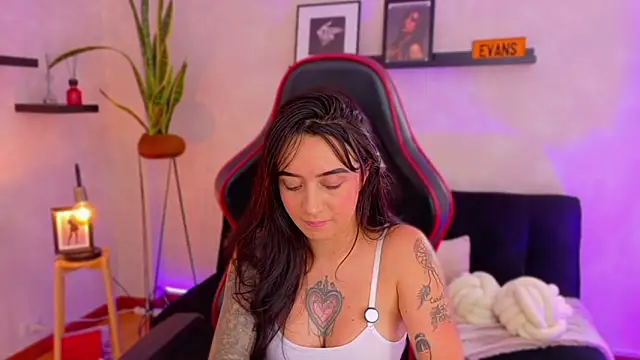 EmmyEvans1's Live XXX Chat