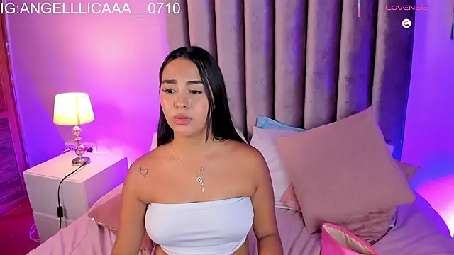 Chat +18 de Little_Angelica18 ao vivo