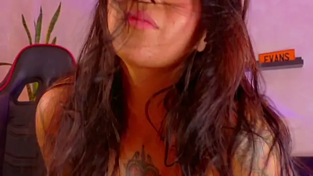 EmmyEvans1's Live XXX Chat