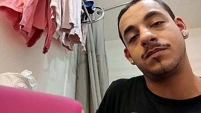 momo0208 Show in webcam