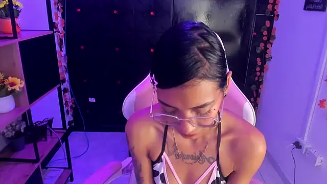 Chat +18 de KarlaSlutSkinny__ ao vivo