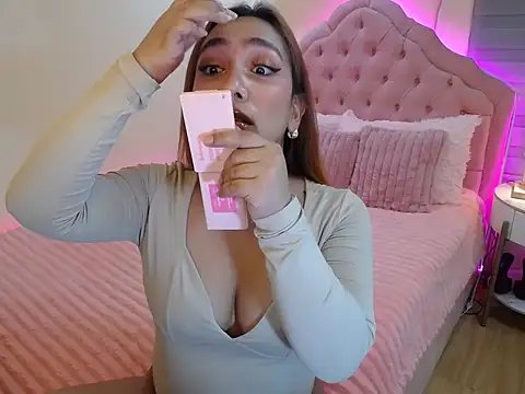 ur_seductivelaura Show Webcam