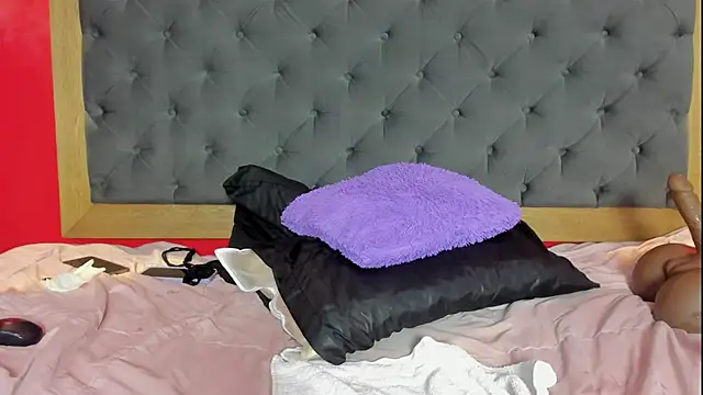 YayaHilton live XXX chat