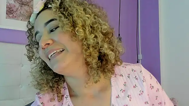 Chat XXX en directo de Charlotte11-11