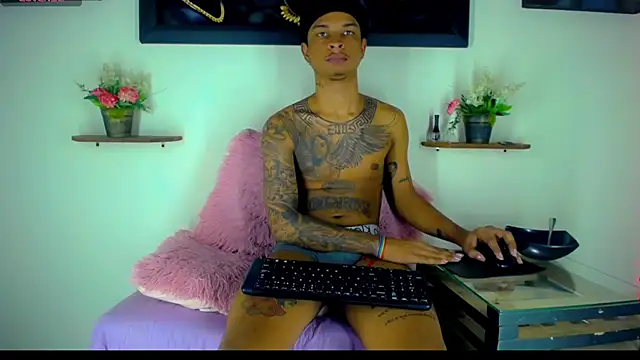 Tatoo_Noah Adlı Modelin Canlı XXX Sohbeti