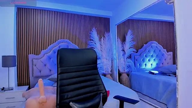 SelenaStonne Adlı Modelin Canlı XXX Sohbeti