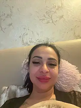 BrianaBloom Show in webcam