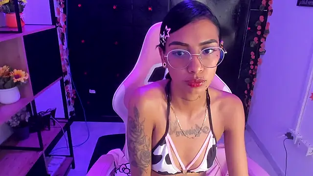 Czat XXX na żywo – KarlaSlutSkinny__