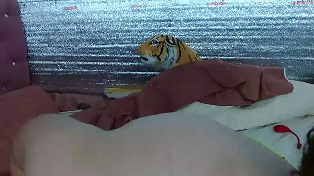 EMILY-NESSAのライブXXXチャット