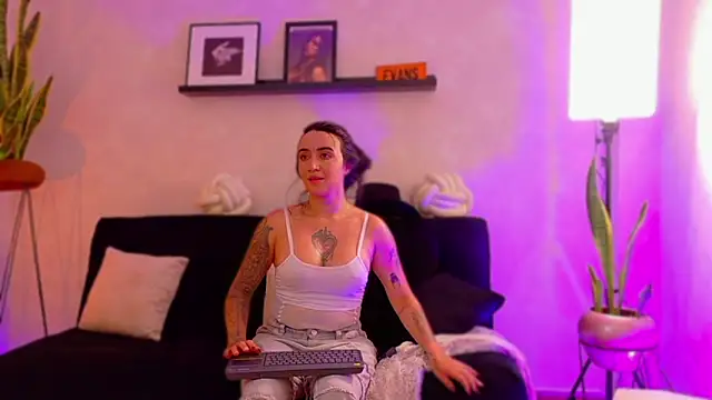 EmmyEvans1's Live XXX Chat