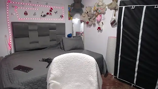 Show modela Sharloth_milf na web-kameri