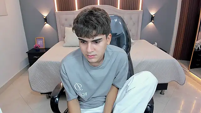 XXX chat uživo modela Tommy18__