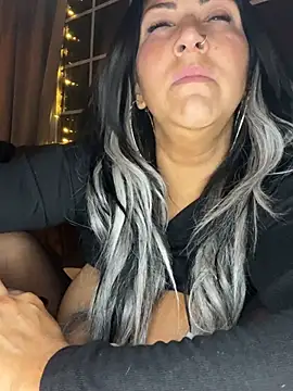 LittleMissEeve élő XXX-chatje