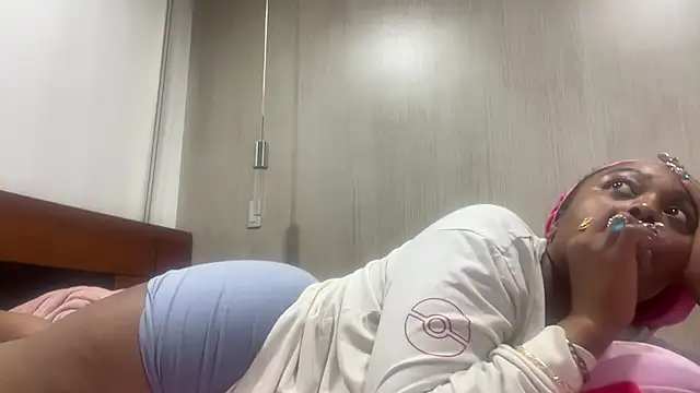 ChocolateCakeQueen live XXX chat