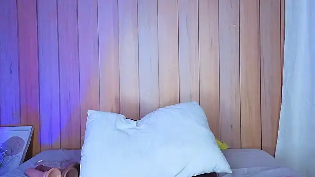 alysha_xia_: διαδικτυακό σόου στην κάμερα