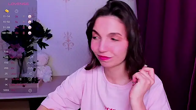 Chat XXX en directo de KindHazelHere_