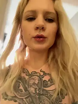 BlondeDoll_ élő XXX-chatje