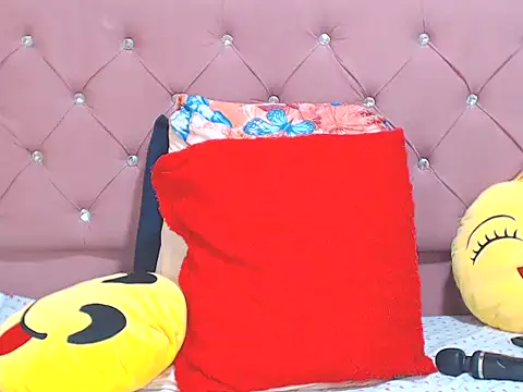 emassquirt29 Adlı Modelin Canlı XXX Sohbeti