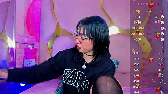 NaniiSisy Show in webcam