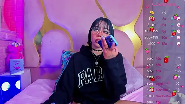 Pokazy przed kamerką – NaniiSisy