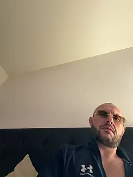 Guitccch: διαδικτυακό σόου στην κάμερα