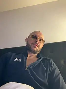 Guitccch: διαδικτυακό σόου στην κάμερα