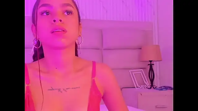 Chat +18 de CarolineFyre ao vivo