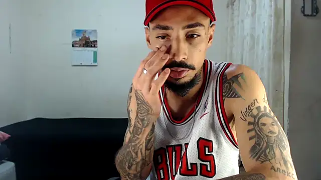 Czat XXX na żywo – emiliano_hottt